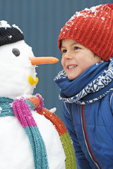Kind und Schneemann 2