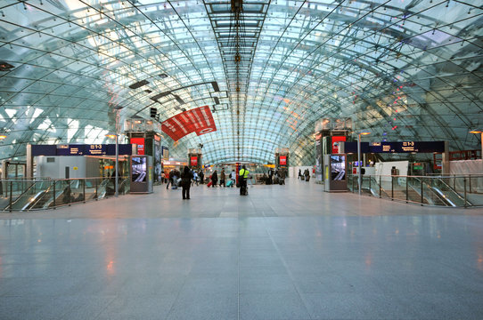 Fernbahnhof am  Frankfurter  Flughafen.