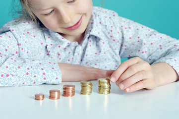 M&auml;dchen sortiert Kleingeld