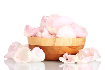 Obraz na płótnie Canvas beautiful pink rose petals in wooden bowl isolated on white