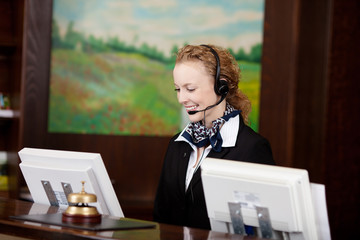 lächelnde rezeptionistin mit headset