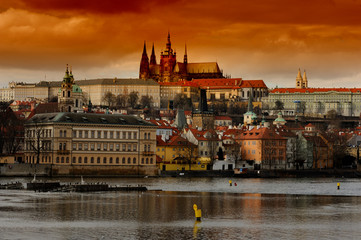 Obraz premium Sunset View of The Prague Castle over Vltava