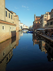 Fototapeta na wymiar łodzie i statki zacumowane przy kanale w Chioggia