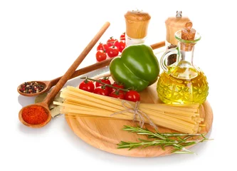 Tafelkleed spaghetti, jar of oil, spices and vegetables © Africa Studio