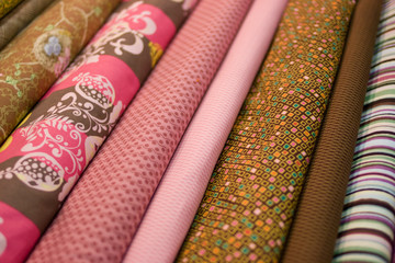 Retales para costura y decoración en un mercado de telas y estocaje para prendas de vestir