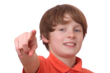 Junge zeigt mit seinem Finger