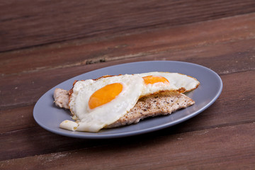 Spiegelei mit Schnitzel