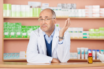 apotheker blickt skeptisch