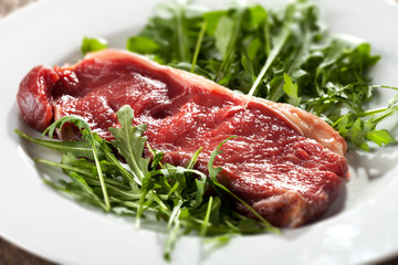 rohes Lendensteak auf Rucola