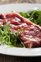 rohes Lendensteak auf Rucola