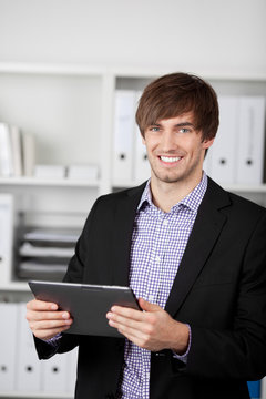 junger mann mit tablet-pc im büro