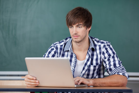 student arbeitet mit laptop im seminar