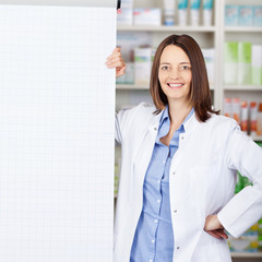 apothekerin zeigt informationen am flipchart