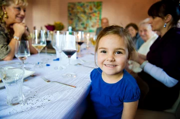 Fototapeten Kind im Restaurant am leeren Tisch © Andreas Koch