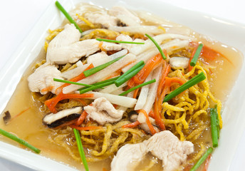 Rat-na,Yellow noodle and pork