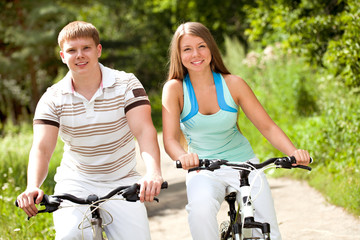 Obraz premium love going out in the park and ride a bicycle