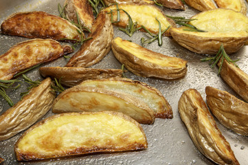 Жареный картофель сковороде