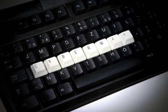 Cyberwar auf einer Tastatur mit Tasten
