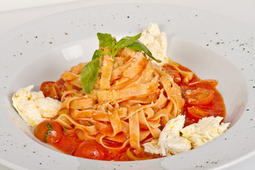 Pasta (tagliatelle) with cherry tomato and mozzarella