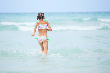 Fototapeta na wymiar Adorable girl on the beach