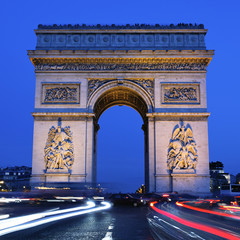 Fototapeta na wymiar Arc de Triomphe nocą placu
