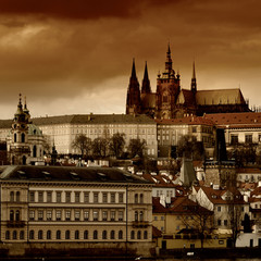 Obraz premium Sunset View of The Prague Castle over Vltava