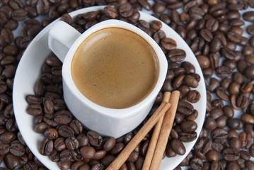 Café recien preparado con canela en rama.