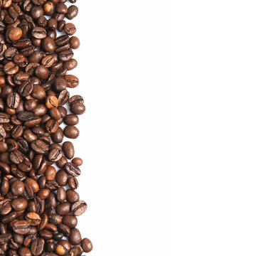 Granos de caf&eacute; sobre un fondo blanco.