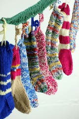 Bunte Stricksocken hängen an Leine Adventskalen