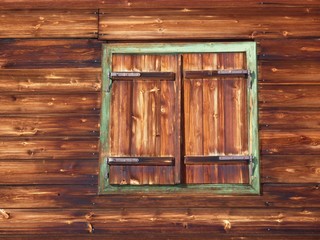 Obraz na płótnie Canvas stare okna drewniane w uroczej Ski Lodge