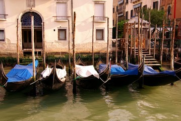 Fototapeta na wymiar Gondole w Wenecji we Włoszech