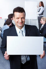 geschäftsmann mit hinweisschild