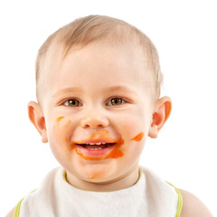Baby mit Karottenbrei