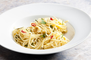 spaghetti with turkey meat on sage with chilli