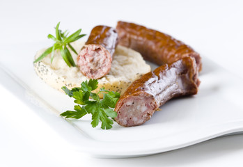 Kiełbasa na talerzu