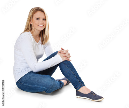 Attraktive Junge Frau Sitzt Auf Dem Boden Stockfotos Und Lizenzfreie Bilder Auf 