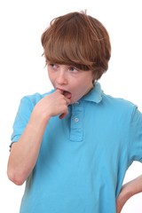 Junge steckt einen Finger in den Mund