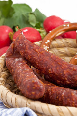 Korb mit Wurst und Radieschen