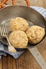 Speckknödel in Pfanne