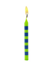 grüne Geburtstagskerze mit blauen Streifen angezündet