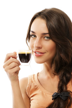 lächelnde frau mit einer tasse espresso kaffee