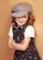 Kleine Dame mit Hut