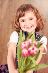 Kleine Dame mit einem Strauss Tulpen