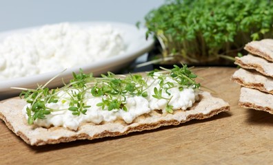 Knäckebrot, Frischkäse und Kresse