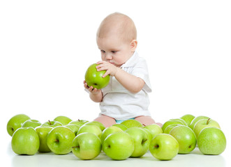 Fototapeta na wymiar Funny dziecko z zielonych jabłek