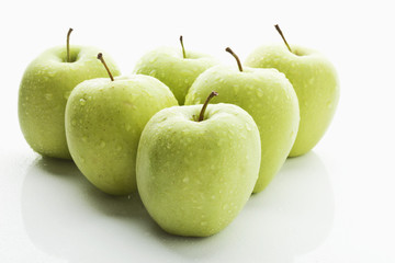 sechs grüne Äpfel