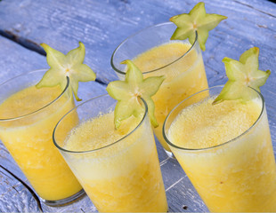 Ananas-Smoothies mit Sternenfrucht