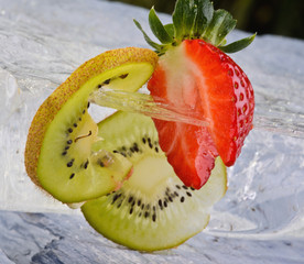 Erdbeeren und Kiwi auf Eisplatte arrangiert
