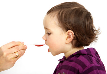 Kleinkind schluckt Medizin