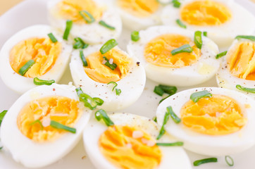 Shell boiled eggs